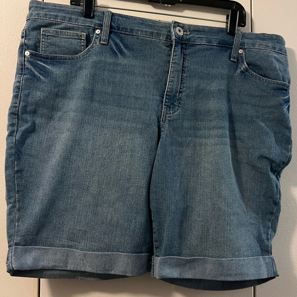 🆕 STYLE &CO Denim Blue Women's Bermuda Shorts (18W) - Picture 3 of 4